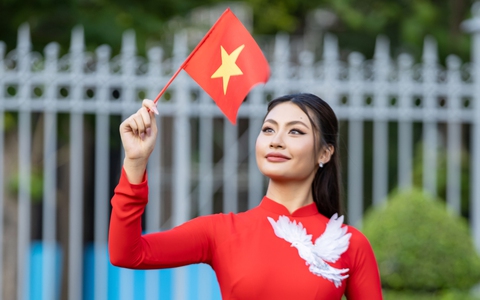 Cánh chim hòa bình tung bay trên áo dài lụa