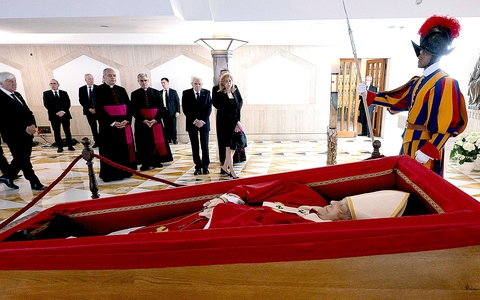 Chuyển di hài Giáo hoàng Francis đến Vương cung thánh đường Thánh Peter để công chúng viếng