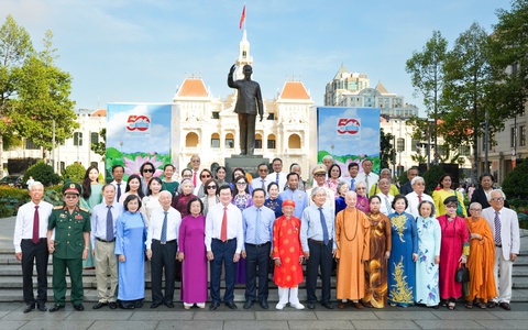Đoàn đại biểu TP.HCM và 60 cá nhân tiêu biểu dâng hoa Chủ tịch Hồ Chí Minh