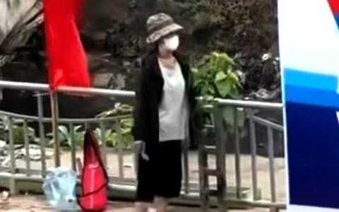 Công an thông tin về người phụ nữ rạch pa nô chào mừng ngày thống nhất đất nước