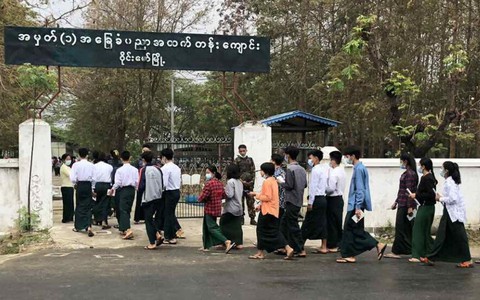 Gần 63.000 học sinh Myanmar phải thi lại đại học vì bài thi bị cháy