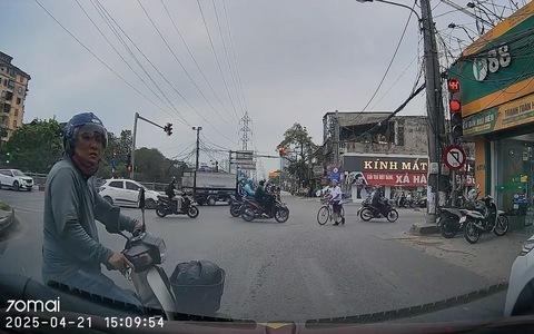 Người đàn ông 'tốc biến' cực nhanh khi gặp tài xế tính nóng như kem
