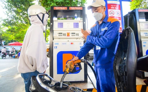 Giá xăng RON 95 tăng gần 800 đồng/lít