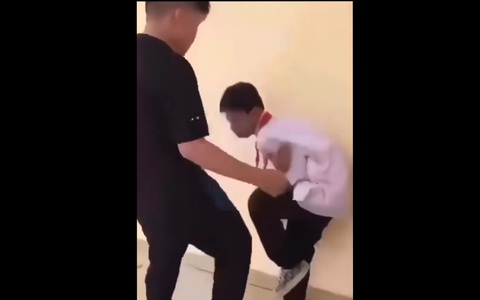 Hai học sinh lớp 7 đánh tới tấp học sinh lớp 6 trong trường