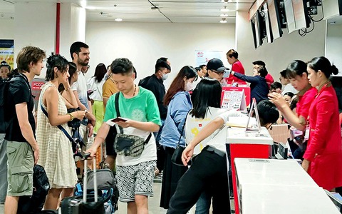 Chậm, hủy chuyến bay ở Tân Sơn Nhất: Khách thiệt đơn thiệt kép, đòi bồi thường bằng tiền mặt