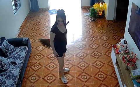 Cô gái 'não cá vàng' tìm cây chổi quét nhà kẹp trên nách