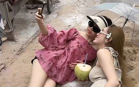 Hai người đẹp đi tắm biển trên đống cát