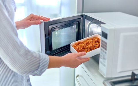 Sự thật 'gây sốc' đằng sau thói quen hâm thức ăn trong hộp nhựa