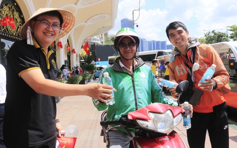 Chai nước mát miễn phí giữa trời nóng oi ả, chan chứa bao ân tình