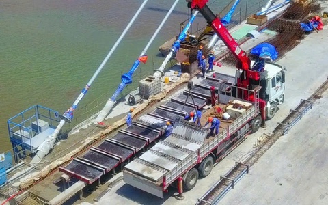 Hơn 400 công nhân thi công xuyên lễ 30-4 và 1-5 tại dự án cầu Rạch Miễu 2