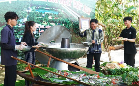 Trình diễn lẩu mắm lớn nhất Việt Nam tại sự kiện Hương rừng U Minh