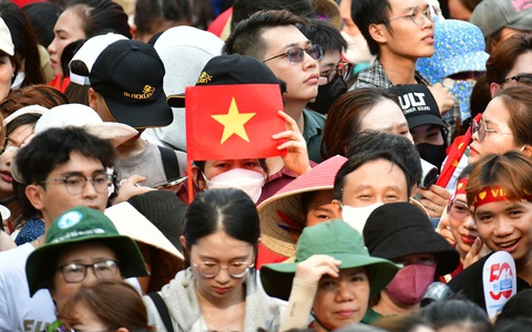 Chiều 25-4, hàng ngàn người dân hồ hởi về trung tâm TP.HCM xem sơ duyệt