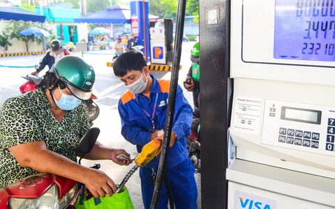Lãnh đạo Petrolimex lên tiếng về cú 'giảm sốc' của giá xăng dầu sau lệnh áp thuế của ông Trump