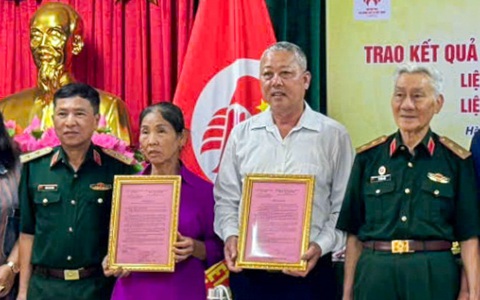 Trao kết quả giám định ADN cho thân nhân gia đình liệt sĩ