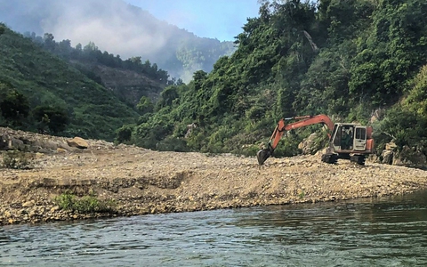 Thượng nguồn suối du lịch Đà Nẵng bị cày xới vì nạn khai thác cát trộm
