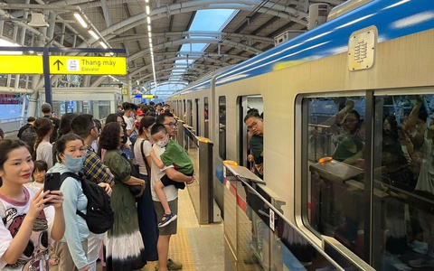 Tối 25-4, metro số 1 chạy 8-12 phút/chuyến đến 23h phục vụ xem sơ duyệt diễu binh
