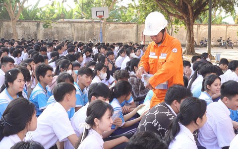 Học sinh thích thú khi được 'chú áo cam' đến thăm trường