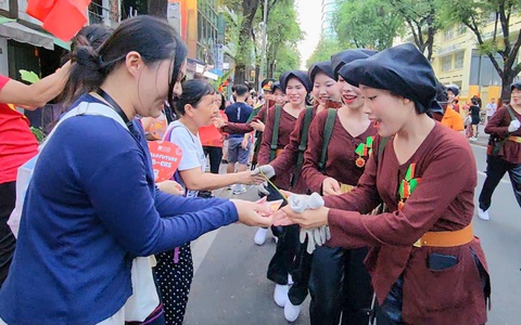 Nữ sinh lớp 12 làm gần 100 chiếc bánh nhỏ tặng chiến sĩ tham gia diễu binh
