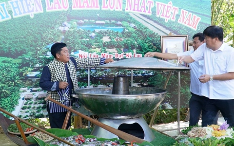 Thưởng thức lẩu mắm lớn nhất Việt Nam tại rừng U Minh Hạ