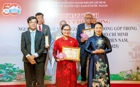 Kiều bào tự hào về Tổ quốc sau 50 năm hòa bình