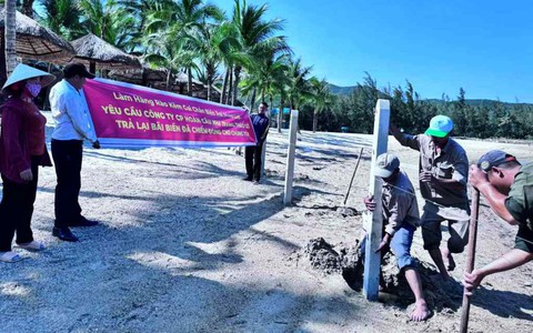 Đề nghị dỡ rào kẽm gai ở bãi biển Nha Trang