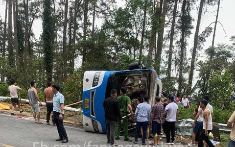 Xe khách lật ngang trên đèo Tam Đảo, 3 người chết, nhiều người bị thương