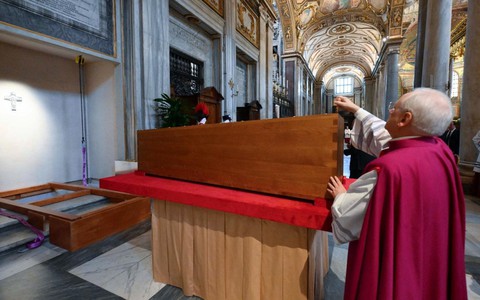 Giáo hoàng Francis nhắn gửi điều cuối cùng thông qua ba bài đọc trong tang lễ