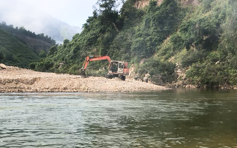 Xe múc đào trộm cát trên thượng nguồn sông Cu Đê ở Đà Nẵng, chính quyền nói gì?