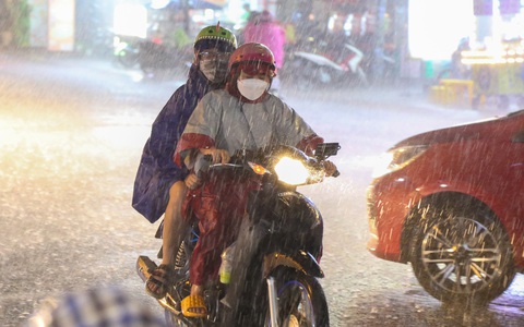 Trung tâm TP.HCM mưa dông tối nay, người dân xem pháo hoa chú ý