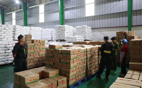 Công an đột kích Công ty Famimoto, tạm giữ hàng trăm tấn mì chính, hạt nêm giả