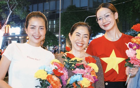 40 năm trước là thiếu nhi biểu diễn, 40 năm sau là nghệ sĩ diễu hành