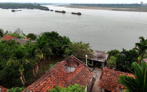 Hàng chục nhà dân ngoài bãi sông Hồng ở Hà Nội bị nứt do đâu?