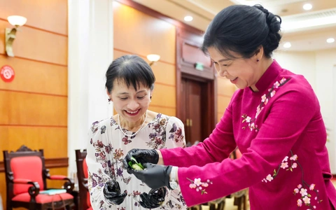 Phu nhân Tổng Bí thư và Phu nhân Thủ tướng Nhật Bản cùng làm bánh cốm truyền thống