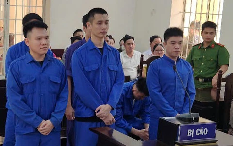 Nhân viên quán karaoke ôm tiền bỏ trốn, chủ bắt về nhốt đòi tiền, cả hai cùng lãnh án