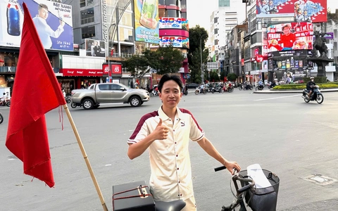 Chàng trai cùng chiếc xe đạp Thống Nhất rong ruổi từ Hà Nội vào TP.HCM mừng đại lễ 30-4