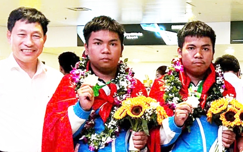 Anh em song sinh giành huy chương vàng Olympic giao lưu toán quốc tế
