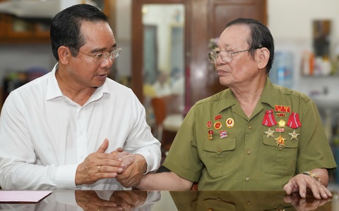 Chủ tịch Nguyễn Văn Được thăm cán bộ, chiến sĩ làm nên Đại thắng mùa xuân 1975
