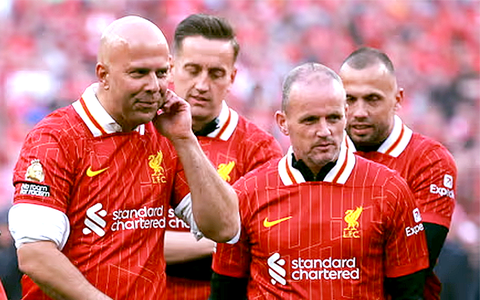 HLV Arne Slot có 'cảm giác thật không thực' khi cùng Liverpool vô địch