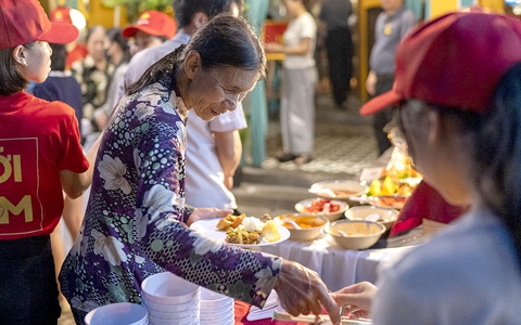 Nhà hàng '5 sao' ở Hội An mở tiệc buffet mời thợ hồ, vé số vào ăn thỏa thích, ra về còn tặng quà
