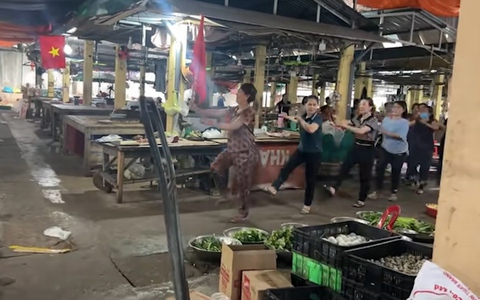 Tinh thần mừng đón lễ 30-4 và 1-5 của các chị em tiểu thương