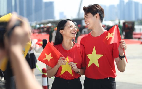Hàng ngàn người đổ về trung tâm TP.HCM chụp ảnh, tham quan trước lễ 30-4