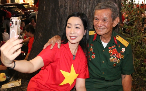 Trung tâm TP.HCM ken đặc, lòng người náo nức chờ đại lễ
