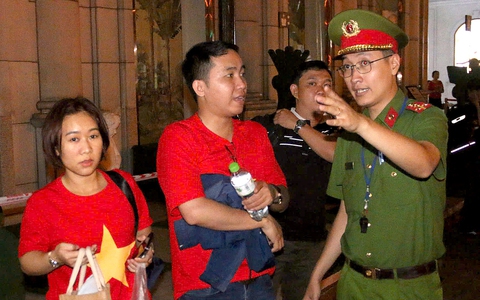 Công an trắng đêm hướng dẫn người dân đến những vị trí có thể xem diễu binh