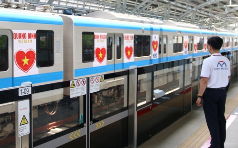 Toa tàu metro gắn tên tỉnh thành và biểu trưng mừng đại lễ 30-4