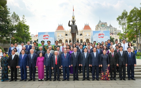 Tổng Bí thư cùng lãnh đạo Đảng, Nhà nước dâng hương Chủ tịch Hồ Chí Minh tại TP.HCM