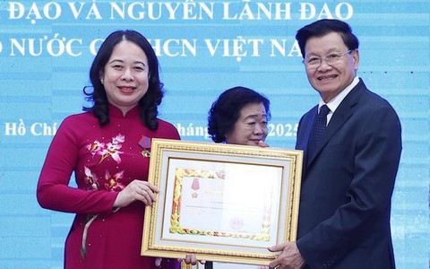 Tổng Bí thư, Chủ tịch nước Lào trao huân chương cao quý cho các lãnh đạo, nguyên lãnh đạo Việt Nam