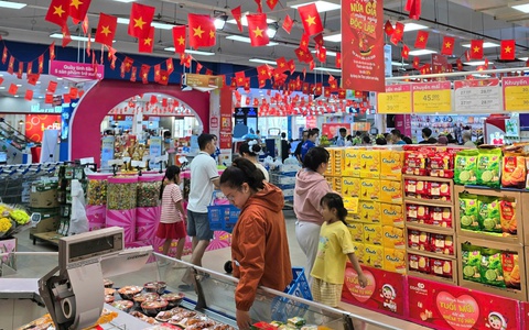 Siêu thị đồng loạt 'thay áo đỏ', đua khuyến mãi mừng đại lễ