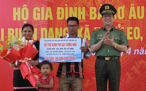 Công an làm nhà cho công dân vượt biên hồi hương