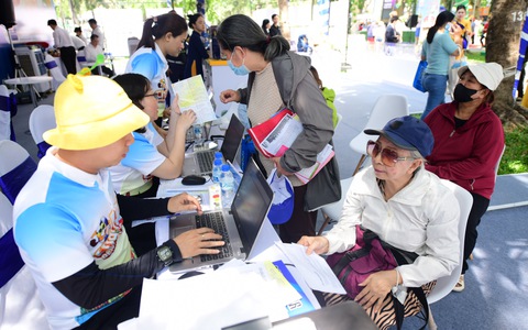 ‘Một trời tour’ mới tại Ngày hội Du lịch TP.HCM 2025, khách chờ tư vấn từ sáng đến trưa