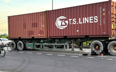 Xe container cán chết một phụ nữ đi xe đạp tập thể dục trên đường